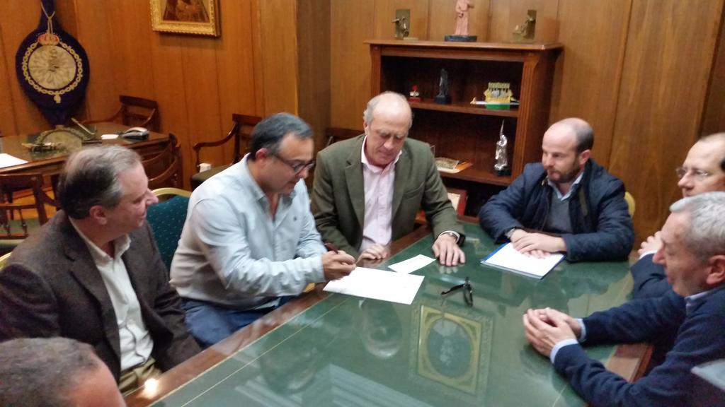 pasoyesperanza's tweet photo. Hemos donado a @asoc_avoi el importe recaudado por donativos en el #ViaCrucisACC de @cofradiasmalaga. #CofradiasMLG http://t.co/hN2TavRP0M
