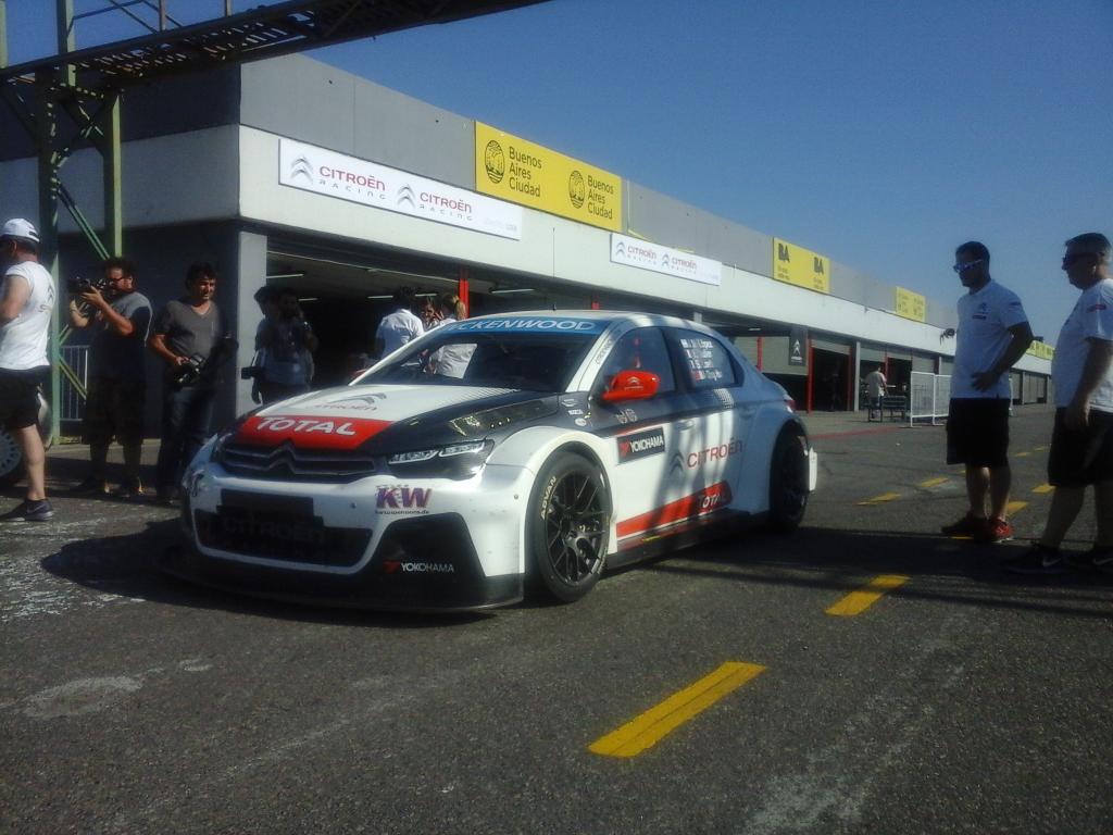 adrianbaer's tweet photo. El piloto @pechito37 saliendo a dar una vuelta con su @Citroen_Arg C-Elysée WTCC http://t.co/J3x7ZMBztM