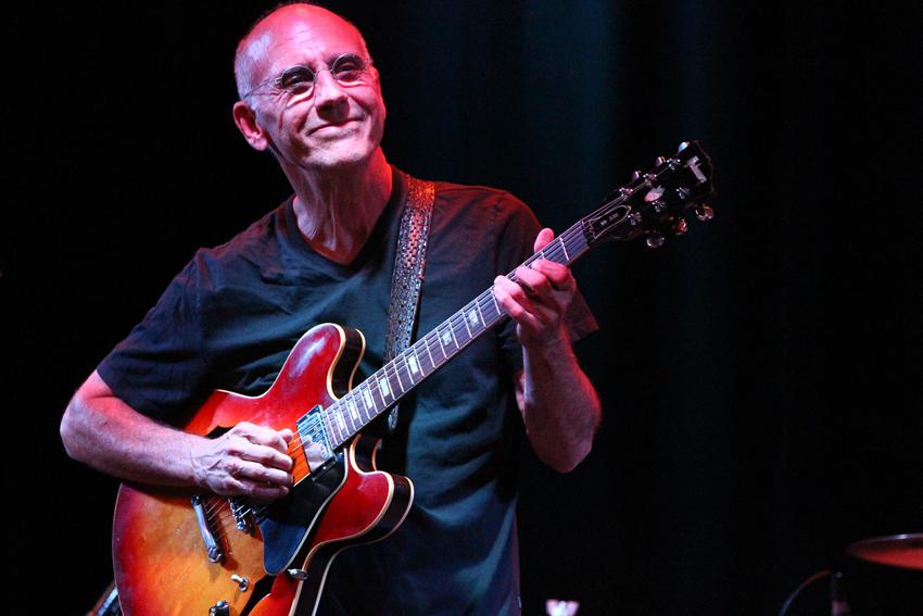 Happy Birthday to guitarist Larry Carlton!  He\s 67 today. 