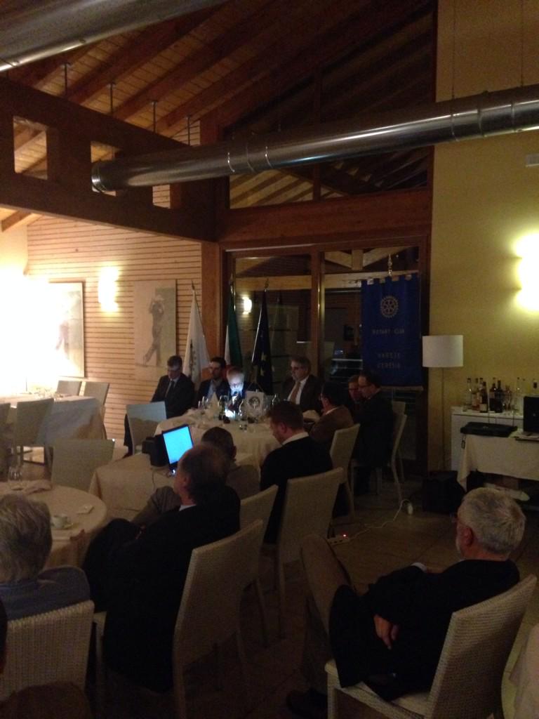 RotaryV's tweet image. #carlocavalli ci intrattiene sulla prima guerra mondiale. Racconti, poesie, storie... Serata splendida #Rotaryclub