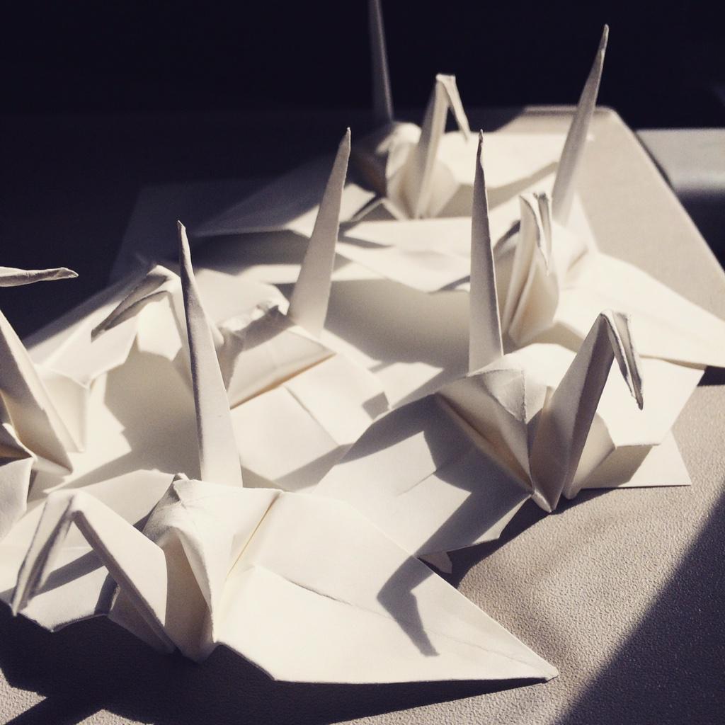 TheUpSideUp's tweet photo. Making friends in 14E. Literally. #origami #crane #inflightfun #helloaftica http://t.co/Wo0b2qxNkd