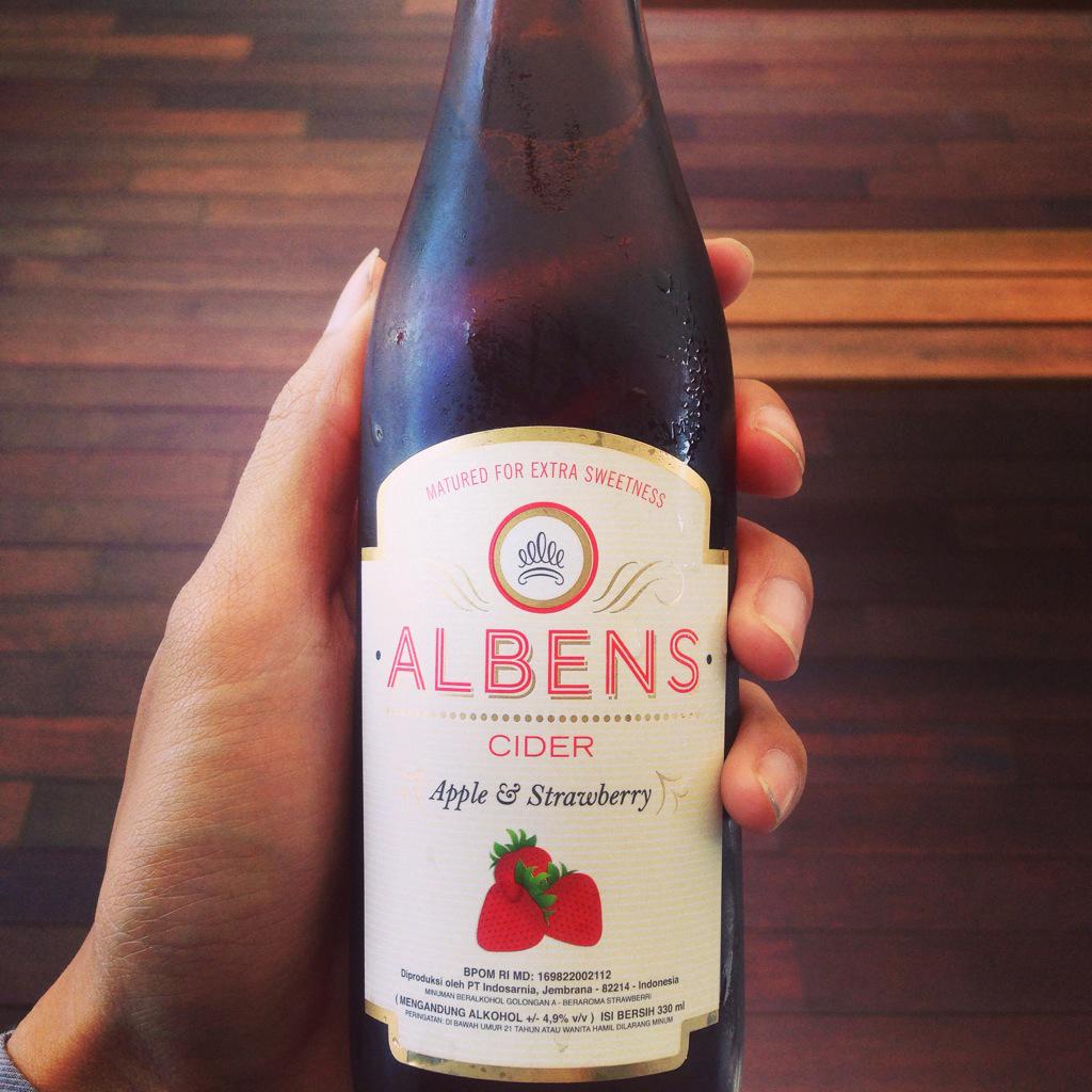 Banyaaaaak :D "<a href="/OkkyWSempada/">O!</a>: Lho ada <a href="/ALBENSCider/">Albens Cider</a> ?? RT <a href="/themonkeygarage/">Monkey Garage</a> one of our collections. have u beer today? "