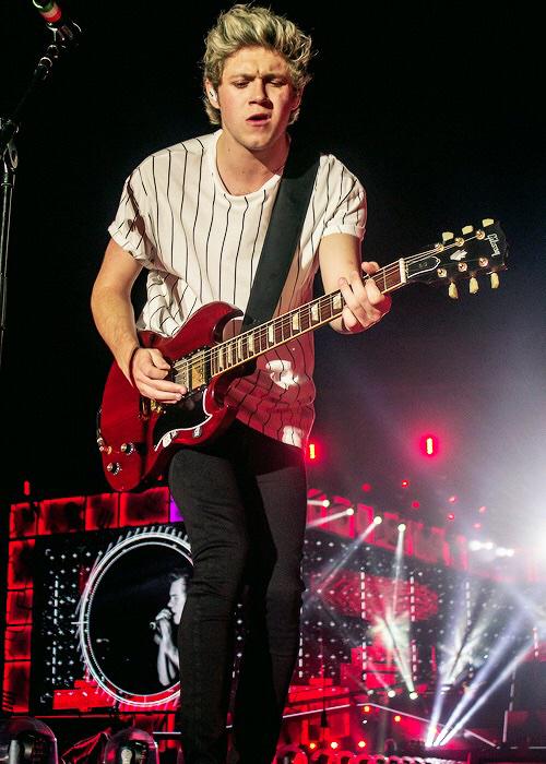 appreciationjh's tweet photo. NIALL PLAYING GUITAR APPRECIATION TWEET http://t.co/ljm8PYwLV2