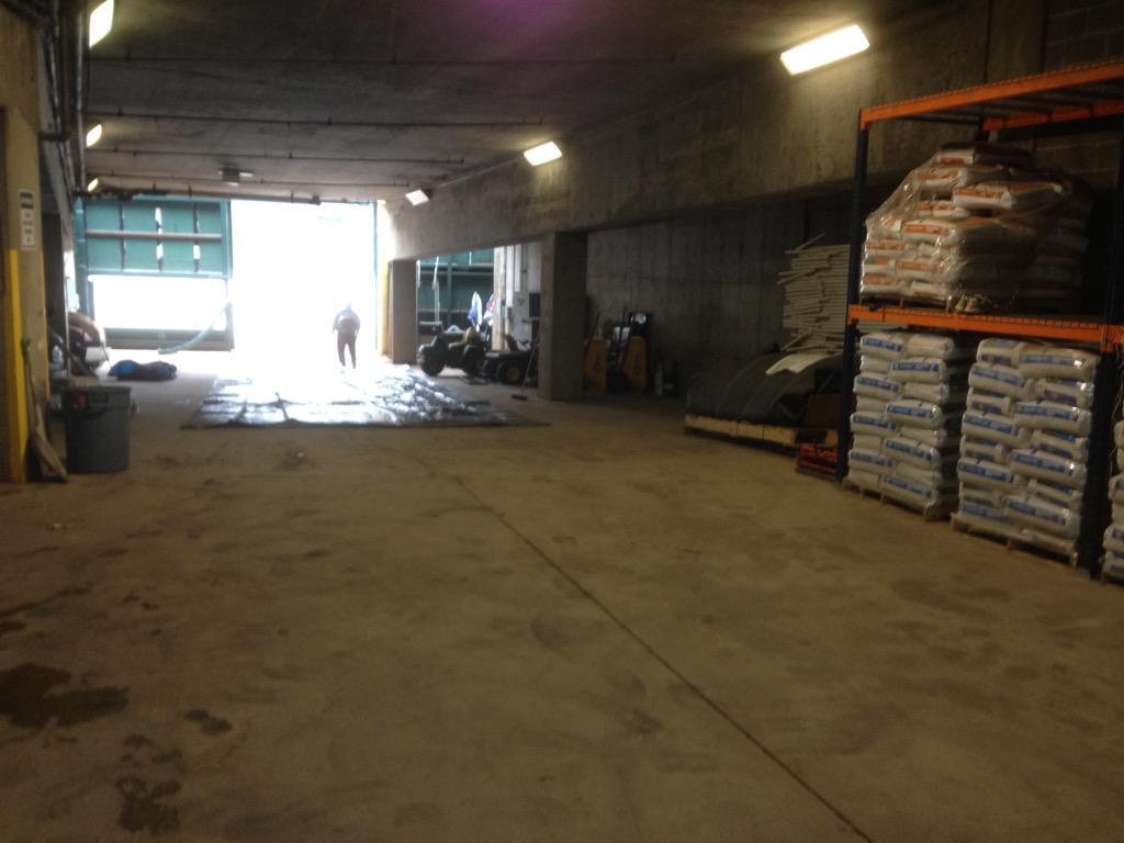 TXGroundsCrew's tweet photo. Gotta love spring cleaning. #DoesntFeelLikeSpring #GetWarmAlready http://t.co/uqvKrHCC0b