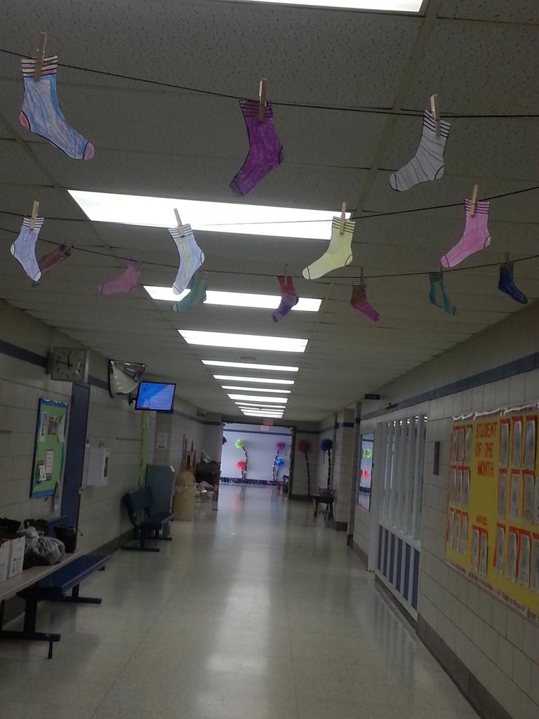 3craftyc's tweet photo. March is reading month hits Fulton Elementary.  Dr. SEUSS  it up!#fulton_elem #fultonpln http://t.co/hSzXUCWzrw