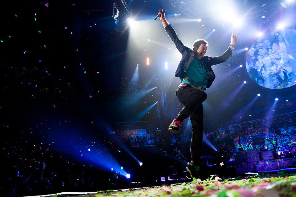 Happy 38th birthday Chris Martin of Here\s a pic from their NYC show in 2012! 