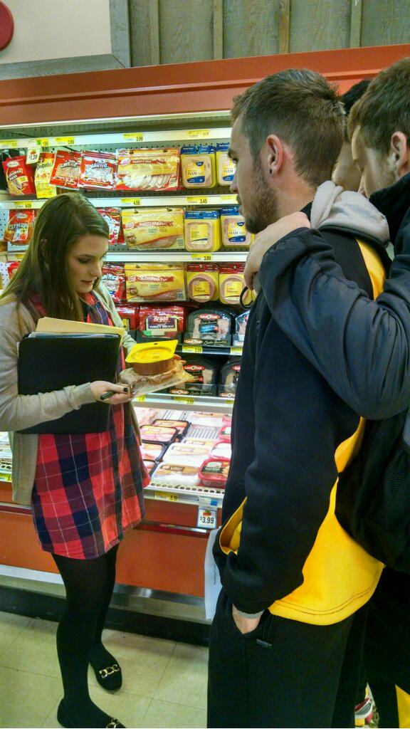 FueledToTheTop's tweet photo. The USM tennis team gets some tips on how to pick out healthy food items at the grocery store. #shophealthy #SMTTT http://t.co/27MFr87Fzd