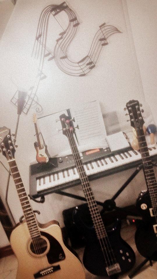 ArgeBand's tweet photo. Hola!
Estamos con el equipo de cuerdas de la banda ensamblando los temas para el evento este 28 de Marzo. ¡ENERGÍA! http://t.co/V5yUVRybBu