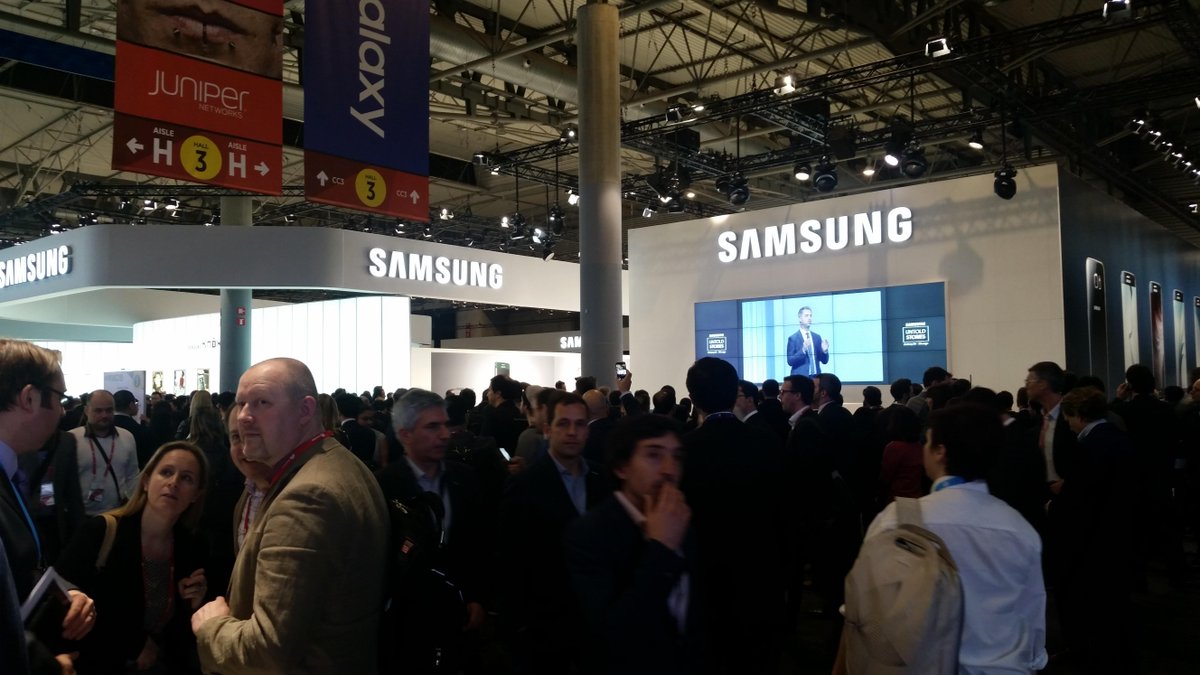 MomentusHQ's tweet photo. We happened to stop by for the unveiling of the new #SamsungS6 and #SamsungAlpha http://t.co/m24krX9ejT
