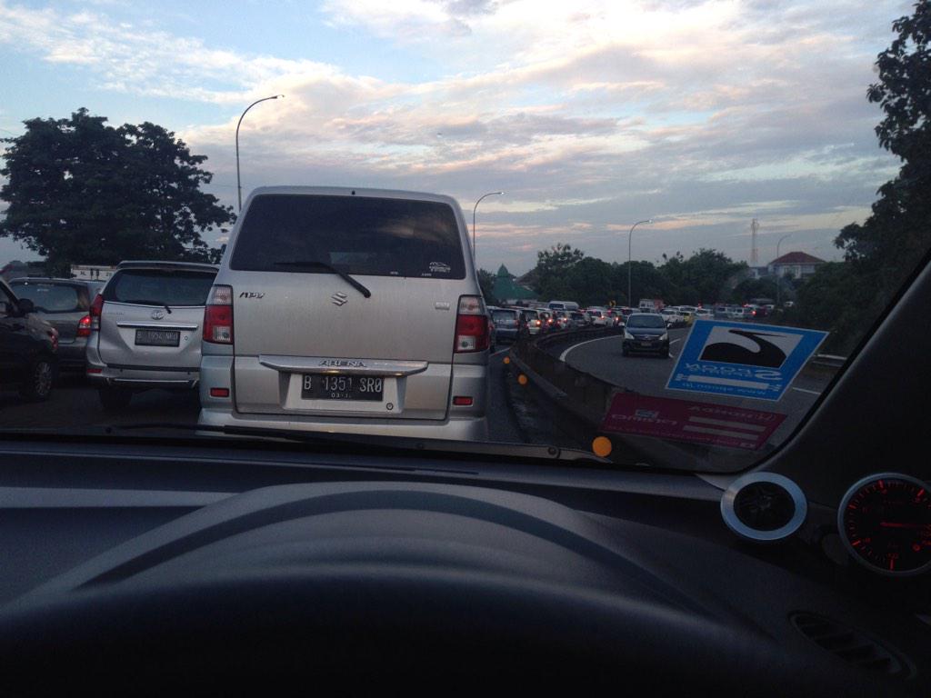 rhandyohan's tweet photo. Kondisi lalin tol bekasi barat mengarah cikunir sudah padat@TMCPoldaMetro http://t.co/oxLFBUzxFY