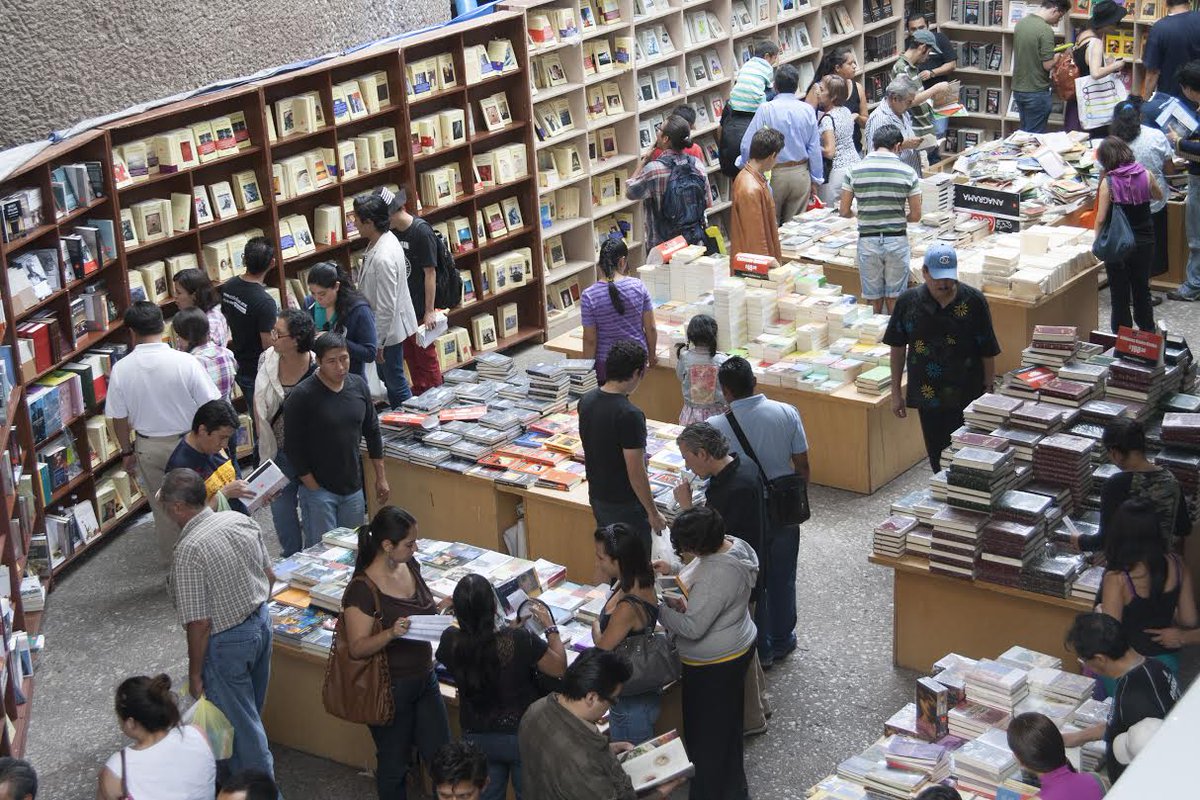 ElUniversalDF's tweet photo. #QueHacerDF ¡A romper el cochinito que ya viene el Gran Remate de Libros! http://t.co/Laj4umyQnP http://t.co/A499FFvlmC