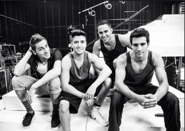 06Kjani's tweet photo. OMG  <3 BTR !!!!!! *----------------------------------------------------* http://t.co/hYHEKzV3ih
