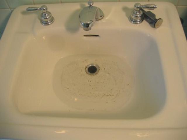 Para deshacerte de cañerías tapadas y olores con una taza de bicarbonato semanal en los resumideros.
#consejosCG