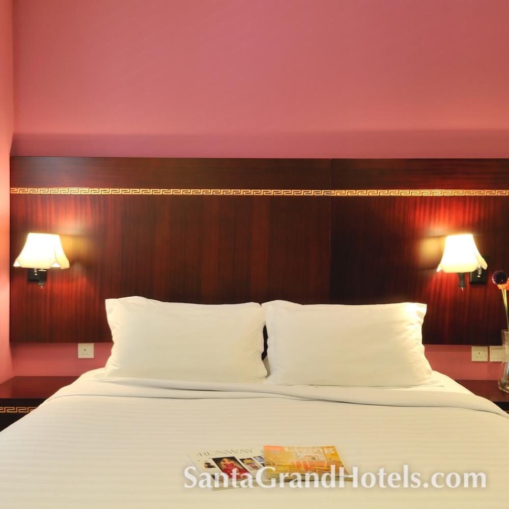 SantaGrand's tweet photo. Looks so comfy... king size bed at #SantaGrand's BUGIS hotel 👍😃 >> http://t.co/abTdEKb0BR #Singapore http://t.co/zjTAOl5Iff