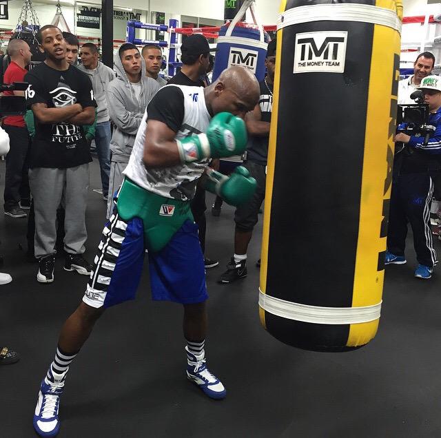 TheHarlemHotBoy's tweet photo. My Sun @floydmayweather Gonna Whip Dude And Make History May 2nd 👊 #FightAbility #TrainingCamp #OnTheRoadToHistory http://t.co/1dOqiVIpE3
