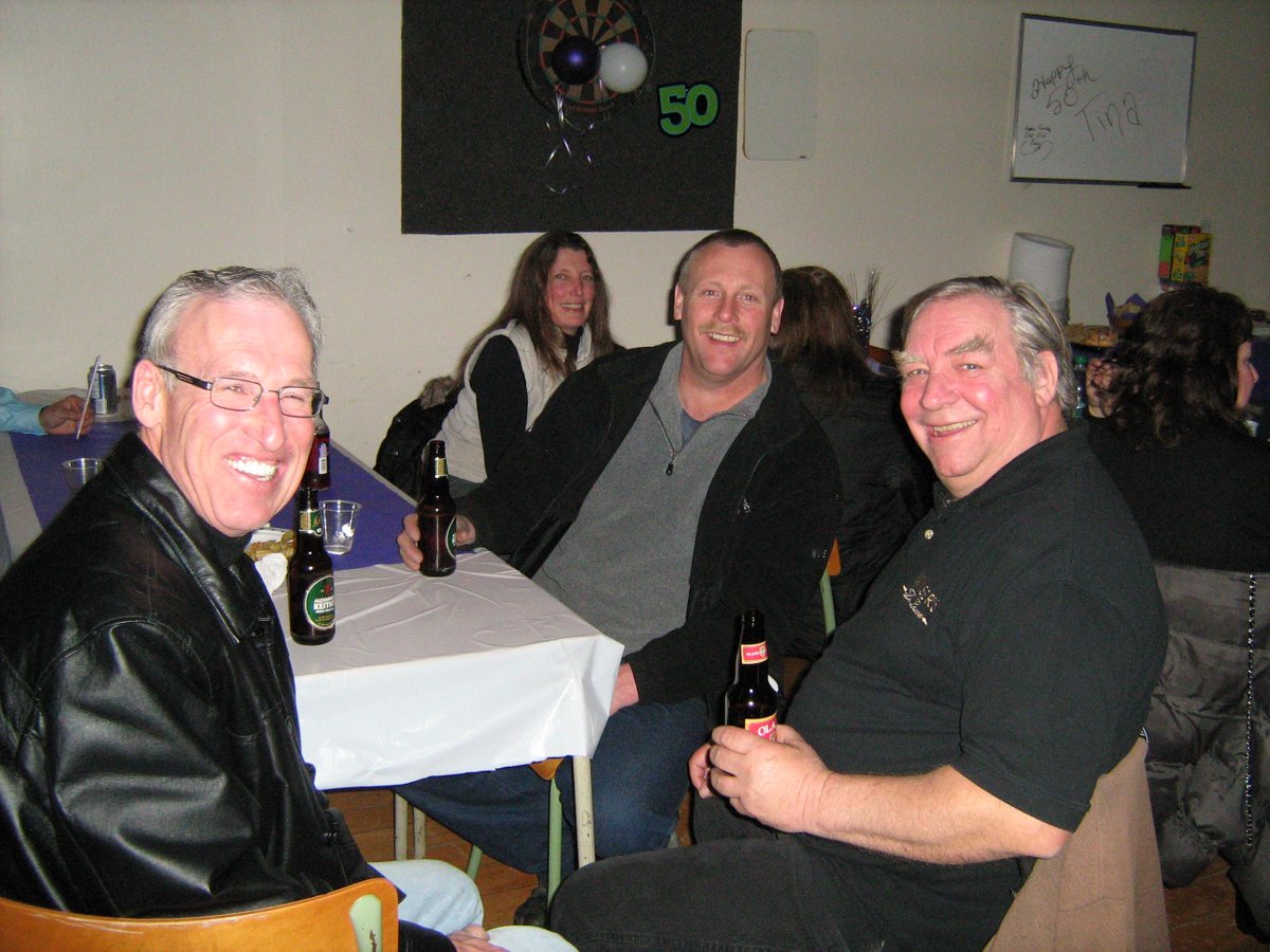 InfoLarry27's tweet photo. Good times old friends old stompin' grounds, Larry even sang Werewolves of Maitland #goodtimes #nostalgia #lotslaughs http://t.co/hyQCAoKjYN