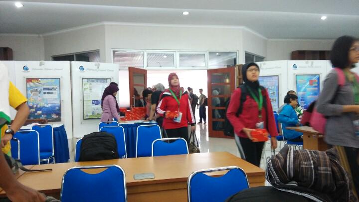 UyeAgung's tweet photo. Ngabsen sambil sarapan dulu sebelum mulai kegiatan @InfoGeospasial with temen #orientasicpnsbig http://t.co/mtQkePmL9B