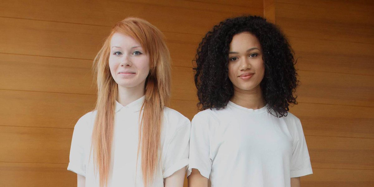 мария и люси близняшки с разным цветом кожи. могут ли непохожие люди стать друзьями. питер зелевски. двойняшки похожи друг на друга. люси и мария эйлмер с родителями.