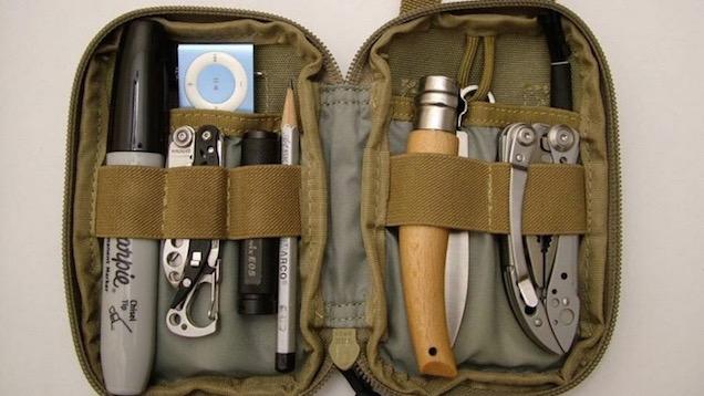 lifehacker's tweet photo. Today's featured bag keeps things simple (and pocket-sized): http://t.co/W9HdKTo1m7 http://t.co/cx2wUYL36A