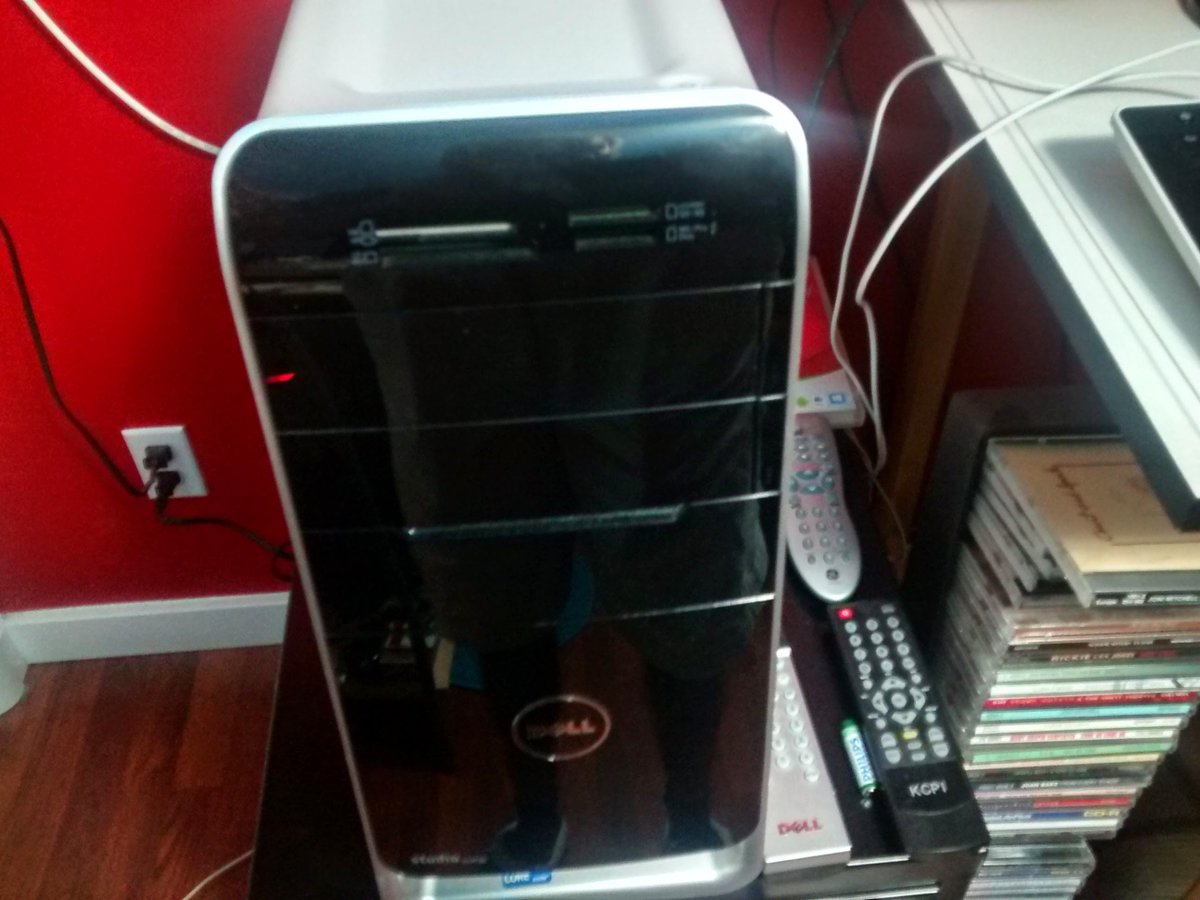 kunstler77's tweet image. Looking to sell my desktop to fund my dream, the bipolar exhibition.  
#dellcomputer, #bipolarexhibition