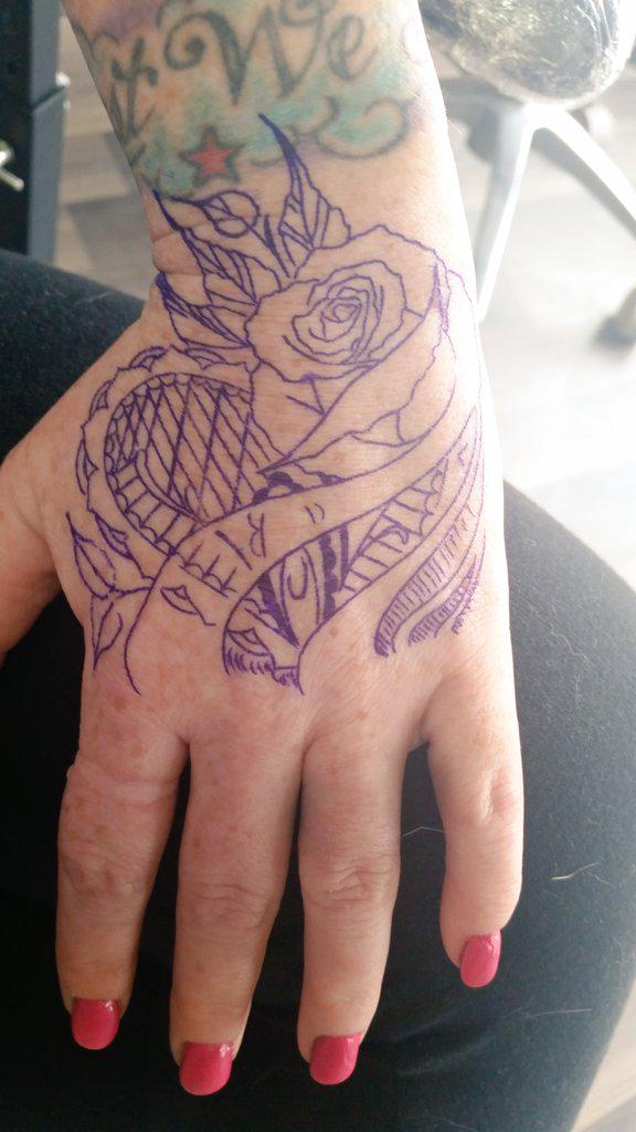 fallenphoenix84's tweet photo. Done by my amazing love @EKHellspawn  #newink #heartandrose #tattooedchicks #loveit #inkedgirls #handtattoo #lovehim http://t.co/7o6jpKZLA8