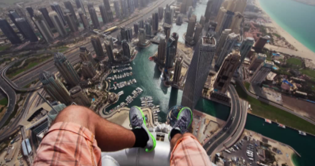 ViralVideoTweet's tweet photo. Guy climbs skyscrapers to take the best selfies on the planet.
(Click to watch the video) http://t.co/vSciXwtURS http://t.co/hY7yLCrL8a