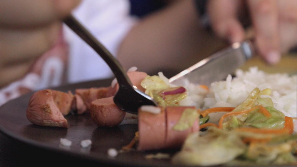 24HorasTVN's tweet photo. Expertos aconsejan no regalar comida a los niños #QuéComesTVN http://t.co/QHSFTPUYsX