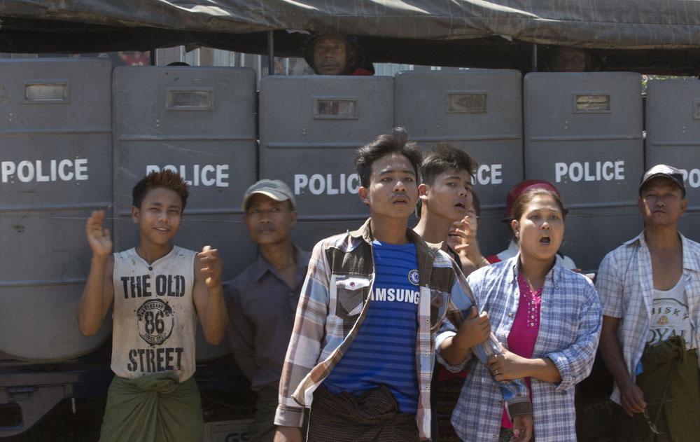 Gemunua's tweet photo. #StudentProtesters try to break a police human-chain blocking them from a protest march in Letpadan #Myanmar http://t.co/qLVItZMlM0