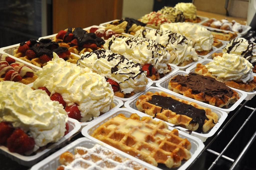 FoodPornAww's tweet photo. Dessert style Belgian waffles. http://t.co/GLDFNNmZvn