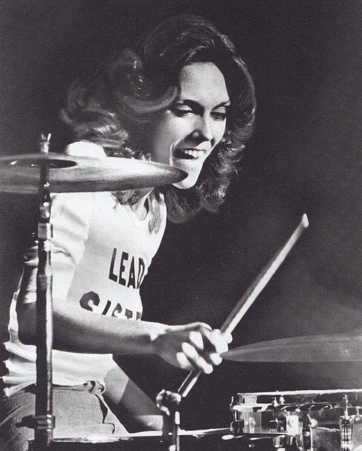 Happy Birthday to the best singer that has ever walked on earth... Karen Carpenter, lead sister   