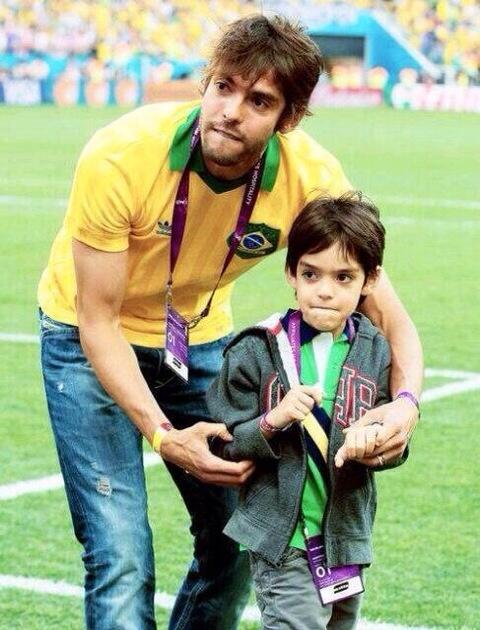 michoficial's tweet photo. Kaká y su Kakita son idénticos. http://t.co/7IXW26JNmO