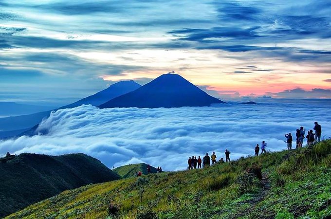 Gambar Gunung Kembar itu Ternyata BENERAN ADA! - Chirpstory