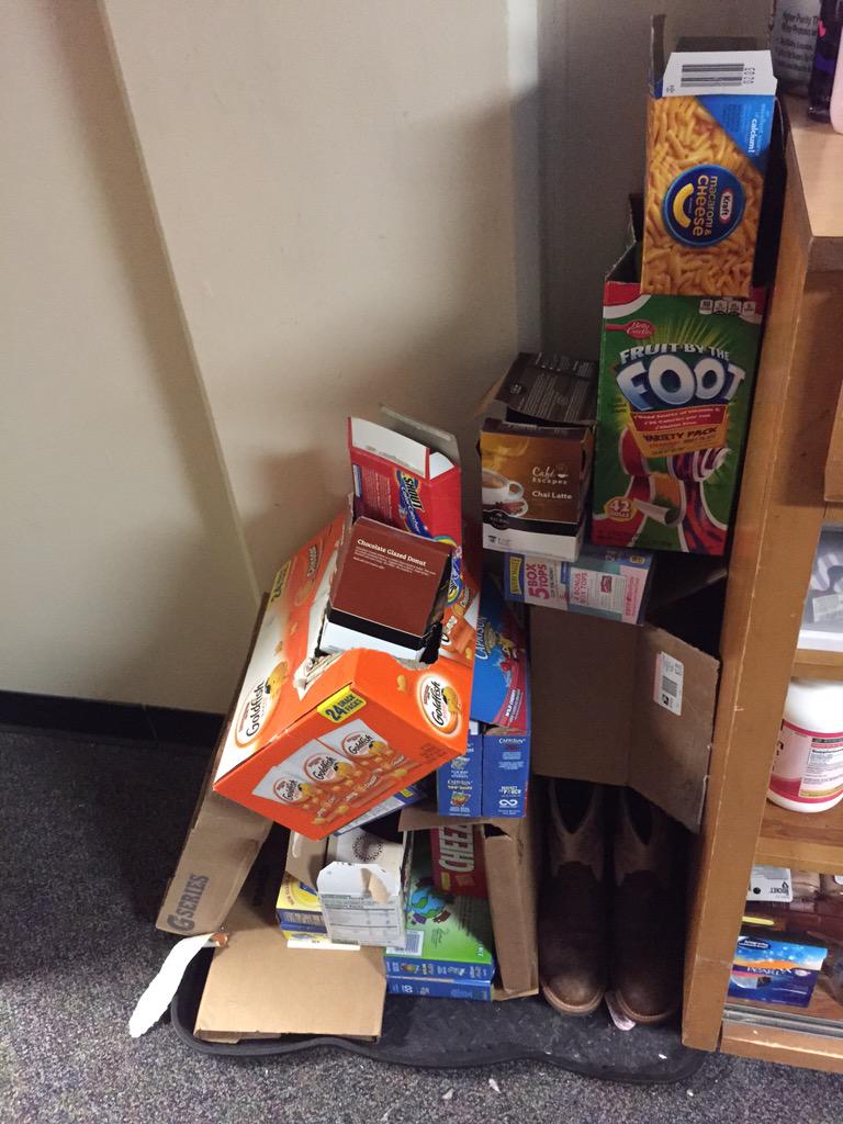 LaLaLiz11's tweet photo. Things we are good at in 428.. 1) math. 2) stacking things 3) avoiding responsibilities #MountBox @tatethegreat09 http://t.co/ntUtVckrxc