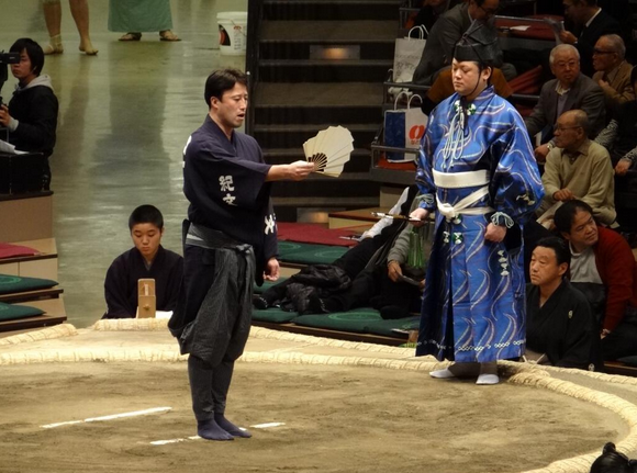 土俵築は呼出さんのお仕事 日本相撲協会公式の連ツイによる春場所の土俵作りまとめ Togetter 土俵築は呼出さんのお仕事 日本相撲協会公式の連ツイによる春場所の土俵作りまとめ Togetter