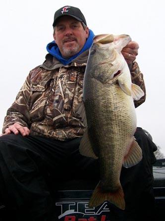 indianfishing's tweet photo. Captain Mike Carter shows a heavy bass caught at Guntersville this week fishing 8 to 10 feet on the channel edges. http://t.co/IA0gE1FQGQ