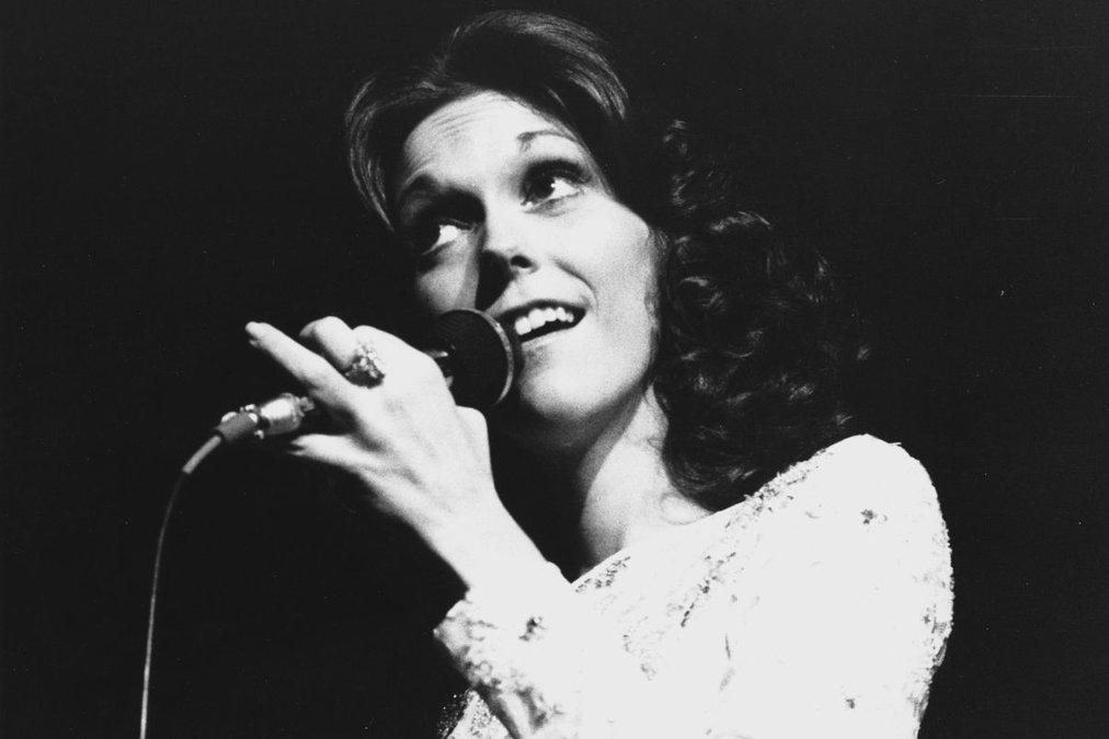   Happy 65th Birthday, Karen Carpenter: 10 Times She Blew Our Minds   fav girl singer