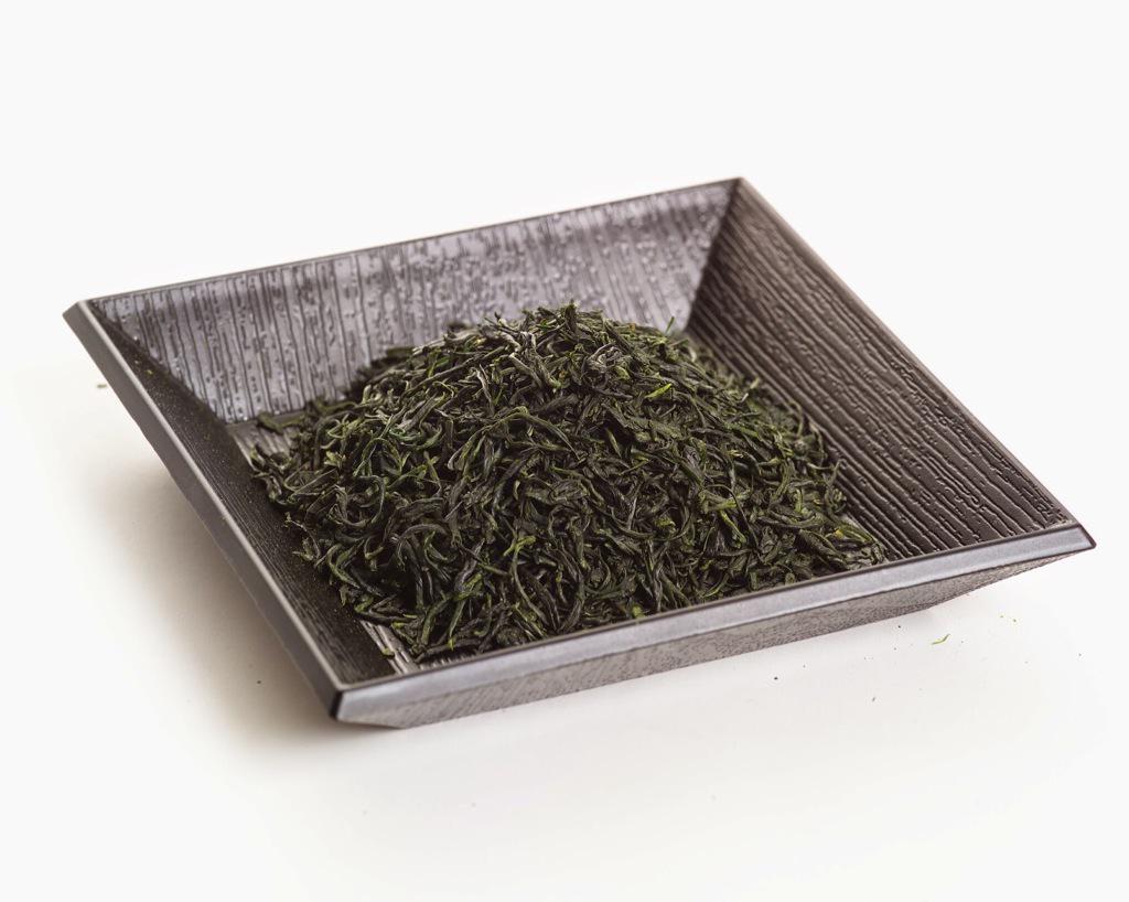 玉緑茶
丸いぐりっとした形状に仕上がったお茶
「ムシグリ」「ぐり茶」とも呼ばれることもあります
渋味が少なく、まろやかな味わいが特徴で、九州北部から中部で作られ佐賀の嬉野が代表的な産地
amzn.to/1ASIBgb