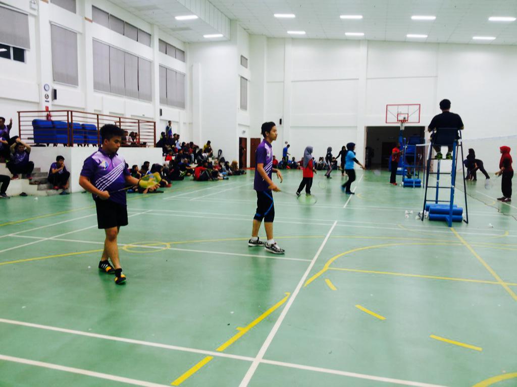informa1415's tweet photo. Badminton team #IMvengers #ThePurpleGiants http://t.co/4SmOgLfuce