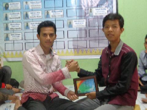 Memberian pelakat untuk <a href="/BLMFKIPUR/">BLM FKIP UR</a>