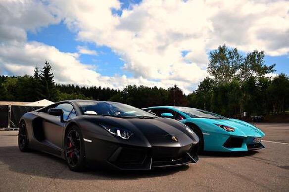 Retweet si te quedarías con el negro.

Favorito si con el azul. 💰