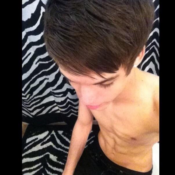 Guys go follow my sexy boyfriend @khunterxxx http://t.co/4dfDVtw32v