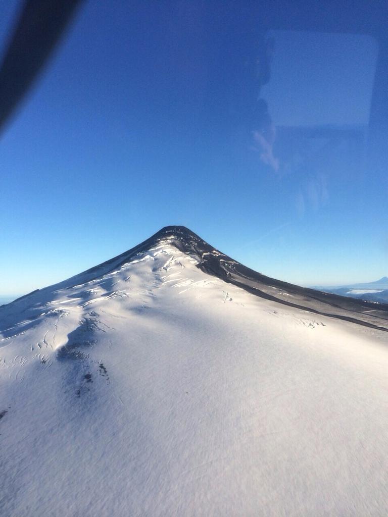 meganoticiascl's tweet photo. MINUTO A MINUTO Imágenes del sobrevuelo realizado por las autoridades #VolcanVillarrica http://t.co/sv4gUX6iXg http://t.co/RcdDGjrlFL