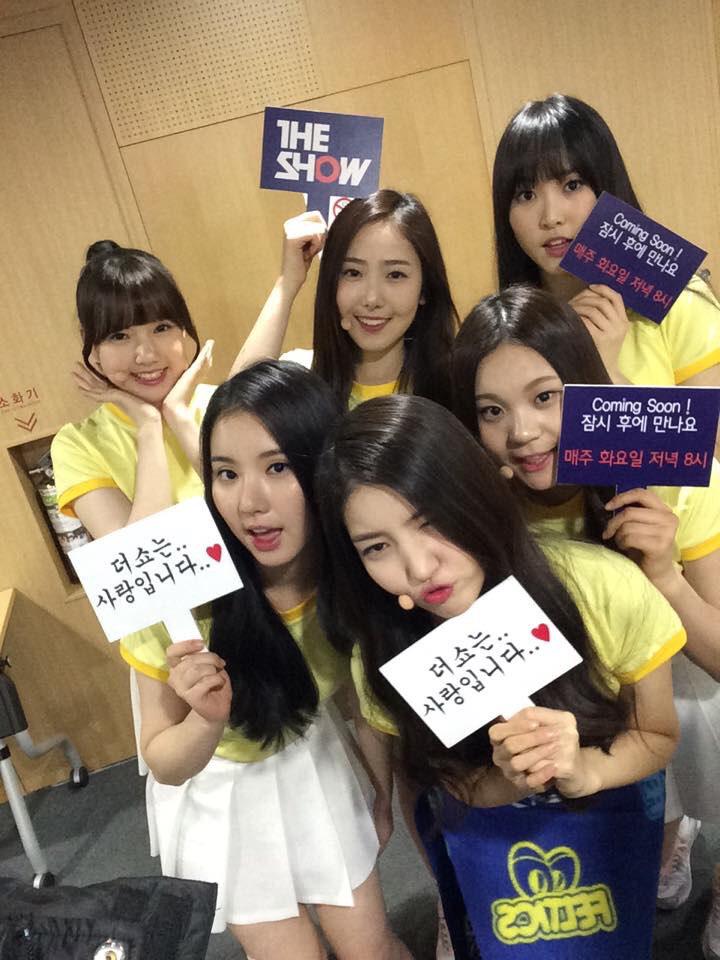 GFRDofficial's tweet photo. #여자친구 소세지, 시금치, 당근에 이은...오늘은 달걀입니다! 김밥 완성~♡ #더쇼 #유리구슬 무대 잠시 후에 시작되니까 지켜봐주세용. http://t.co/diR0RCdDPJ