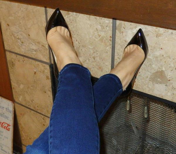 ArturNash's tweet photo. #ToeCleavageTuesday #PointyPumps #ShoePorn http://t.co/CRlTeBKhMH