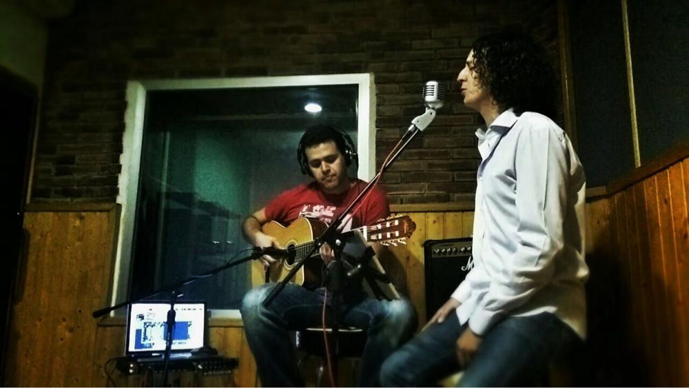 Hoy os dejamos una foto de Juanmi y Antúnez trabajando en "Nueve pasos", un tema nuevo que muy pronto oiréis...