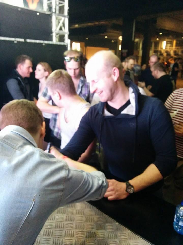 KristofVDBerghe's tweet photo. Signing session http://t.co/wI9IjpsDHd