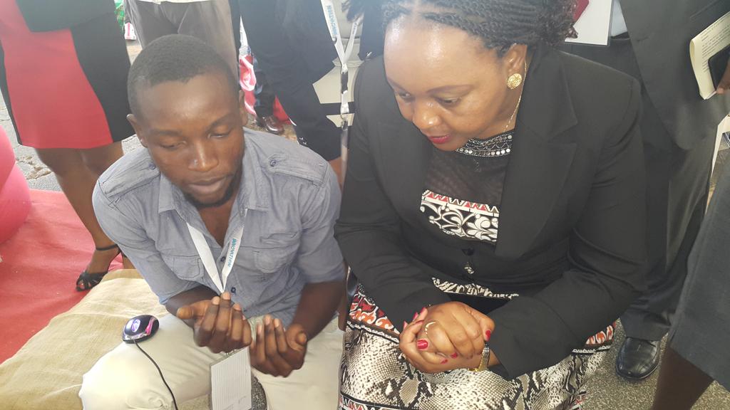 OleItumbi's tweet photo. CS @AnneWaiguru sat down with innovators &amp; gave them appointments with her office #Transformingopportunity #InnovKE http://t.co/qMcmBKrSTC