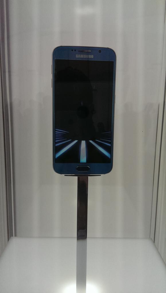 CordobaYoigo's tweet photo. La nueva joya de Samsung presentada en el #MWC15 http://t.co/s2U2L9c9rm