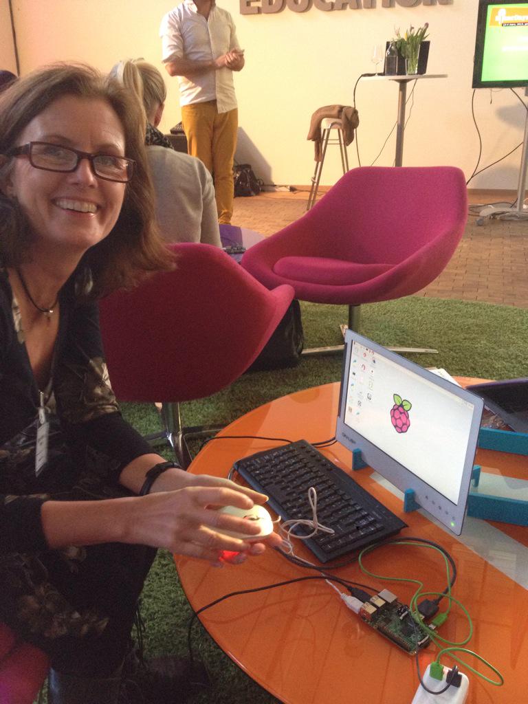 johogberg's tweet photo. Vi har byggt en dator, tog typ 1 minut😁 @RnningTherese @linda_rektor @marnyst #tgl #makerdays http://t.co/4qYiza9uCw