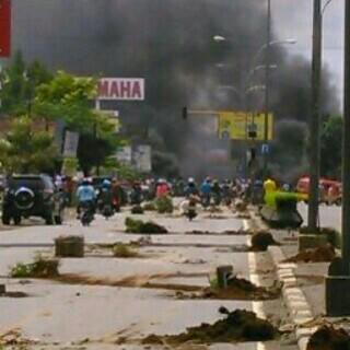 tsani_ia's tweet photo. Apa coba salahnya alam??? Macet, polusi, pohon2 rusak... #BatangHariIni http://t.co/5xyUJUUffk